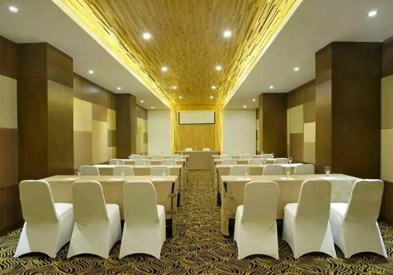 Отель Santika Pandegiling Surabaya