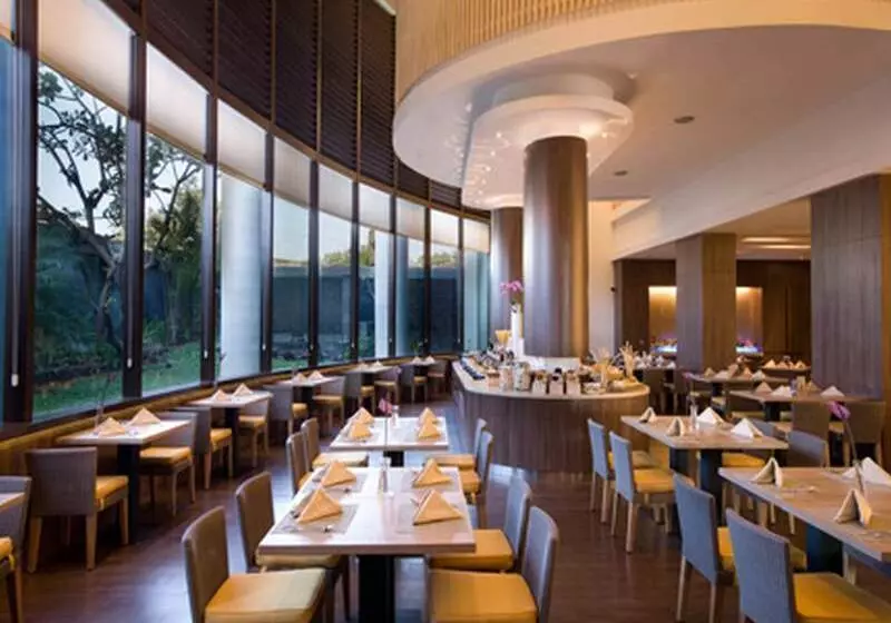 Отель Santika Pandegiling Surabaya