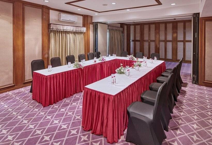 בית מלון כפרי The Ummed Ahmedabad Airport