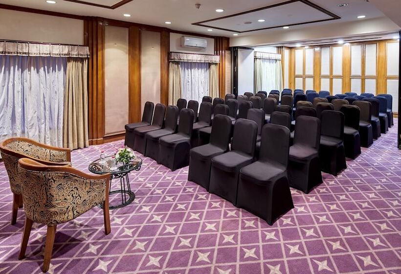 בית מלון כפרי The Ummed Ahmedabad Airport