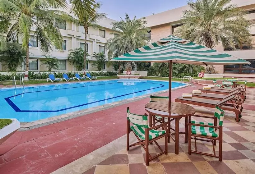 هتل The Ummed Ahmedabad Airport