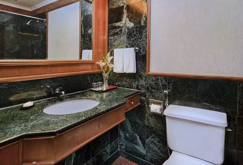 هتل The Ummed Ahmedabad Airport