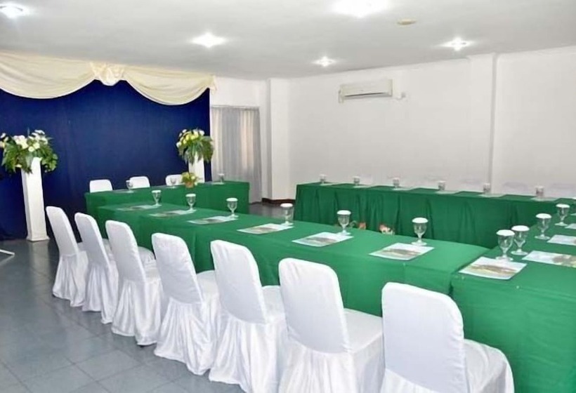 בית מלון כפרי Bahari Inn Tegal