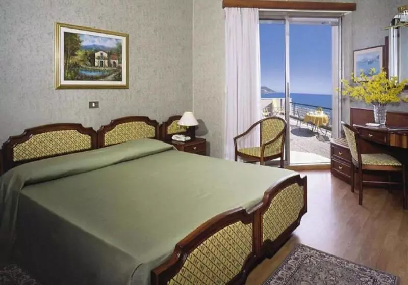 Отель Bellevue Et Mediterranée