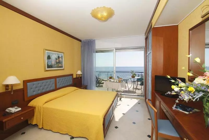 Отель Bellevue Et Mediterranée