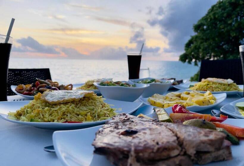 هتل Thoddoo Beach Holiday Inn