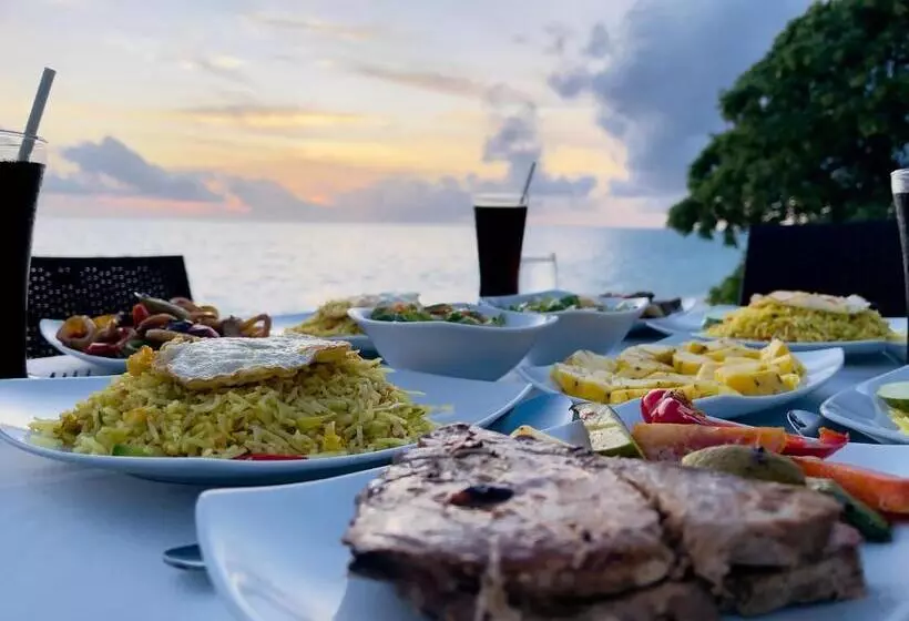 هتل Thoddoo Beach Holiday Inn