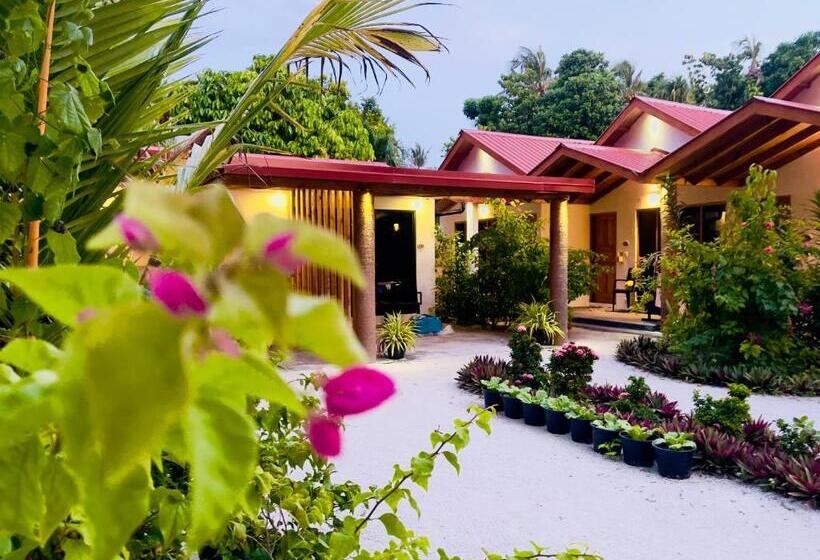 هتل Thoddoo Beach Holiday Inn