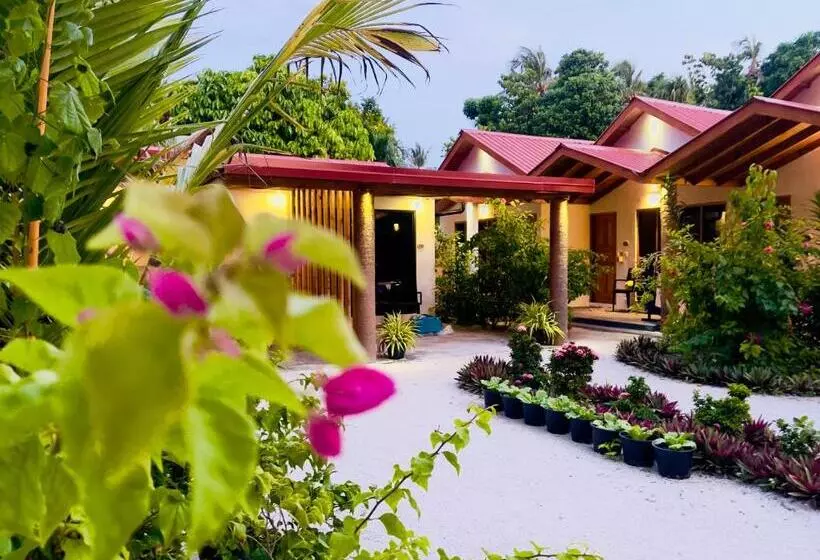 هتل Thoddoo Beach Holiday Inn