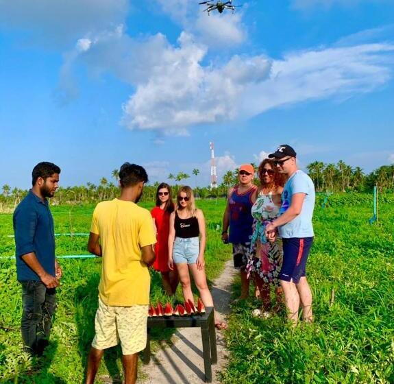 هتل Thoddoo Beach Holiday Inn