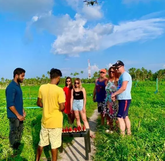 هتل Thoddoo Beach Holiday Inn