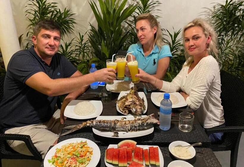 هتل Thoddoo Beach Holiday Inn