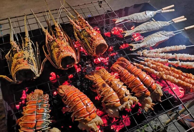 هتل Thoddoo Beach Holiday Inn