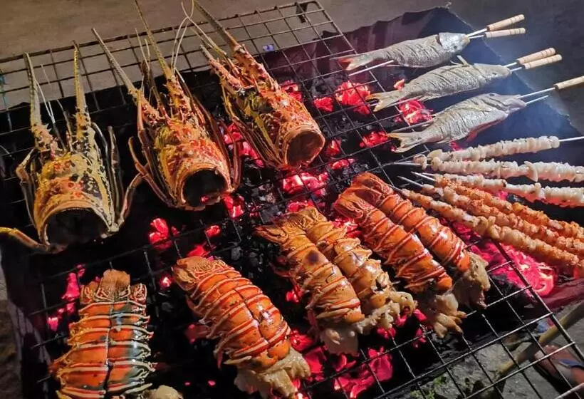 هتل Thoddoo Beach Holiday Inn