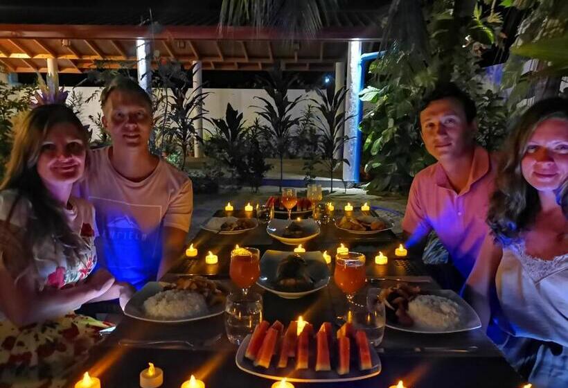 هتل Thoddoo Beach Holiday Inn