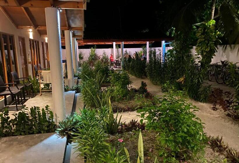 هتل Thoddoo Beach Holiday Inn