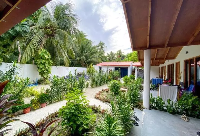 هتل Thoddoo Beach Holiday Inn