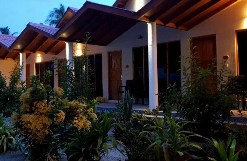 هتل Thoddoo Beach Holiday Inn