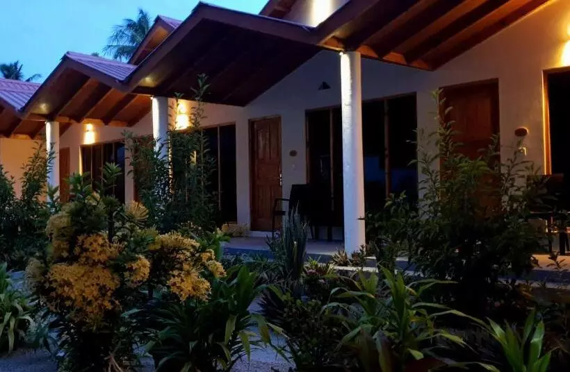 هتل Thoddoo Beach Holiday Inn