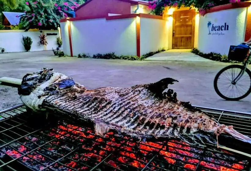 هتل Thoddoo Beach Holiday Inn