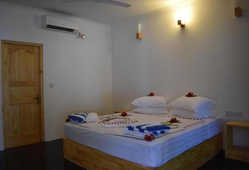 هتل Thoddoo Beach Holiday Inn