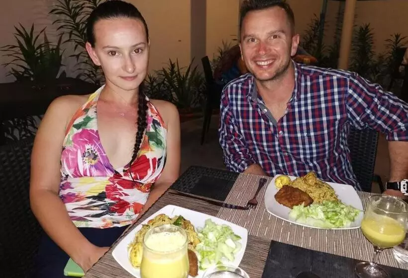 هتل Thoddoo Beach Holiday Inn