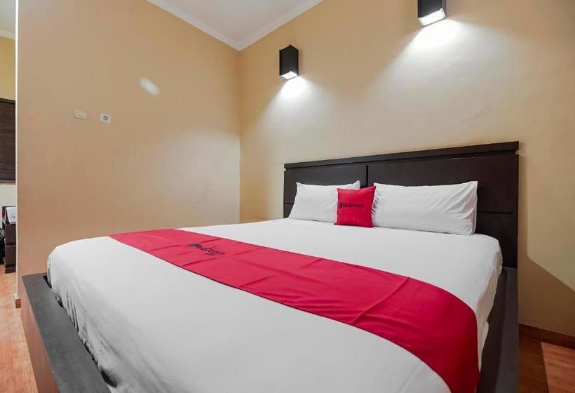 Pension Reddoorz Near Pantai Tanjung Pendam