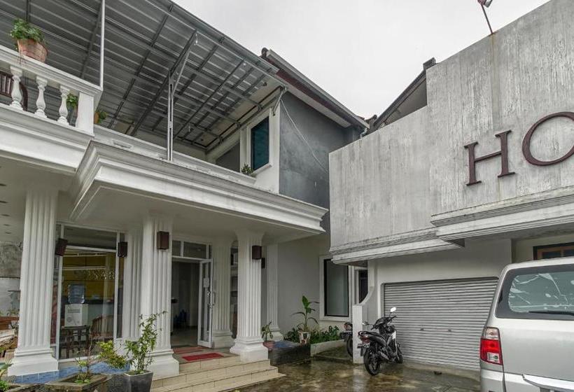 Pension Reddoorz Near Pantai Tanjung Pendam