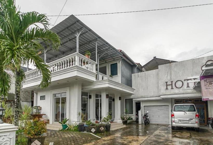 Pension Reddoorz Near Pantai Tanjung Pendam