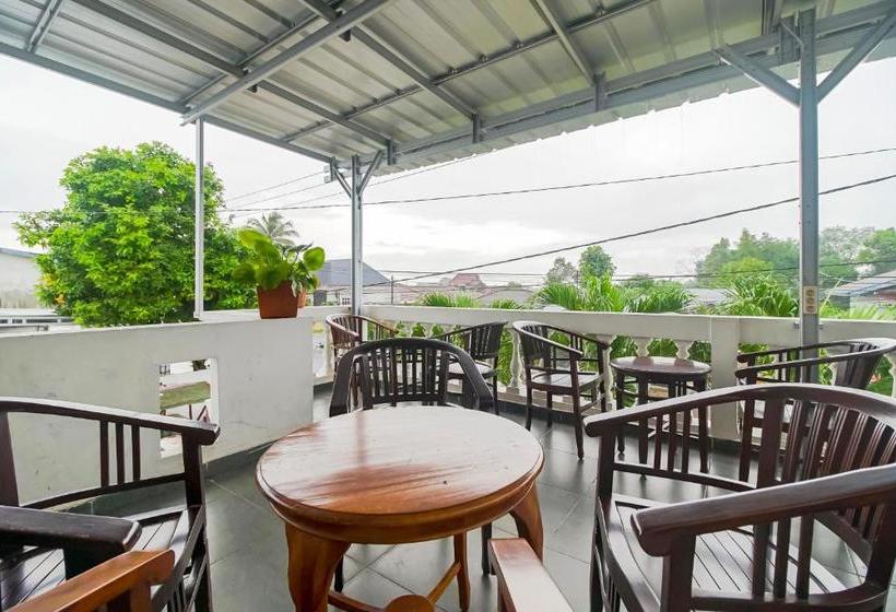 Pension Reddoorz Near Pantai Tanjung Pendam