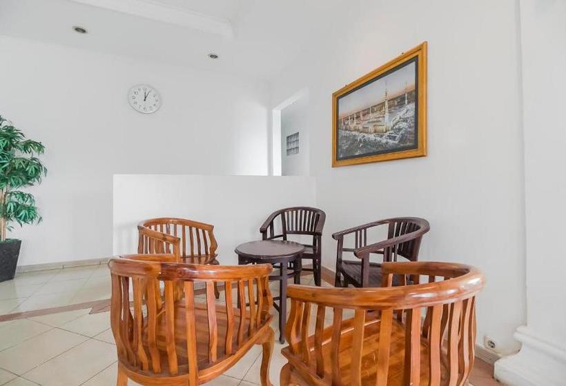 Pension Reddoorz Near Pantai Tanjung Pendam