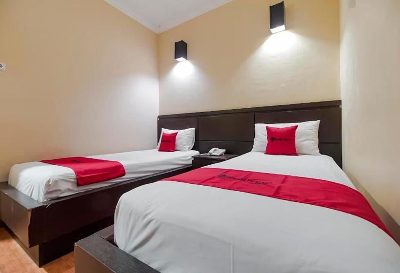 Pension Reddoorz Near Pantai Tanjung Pendam