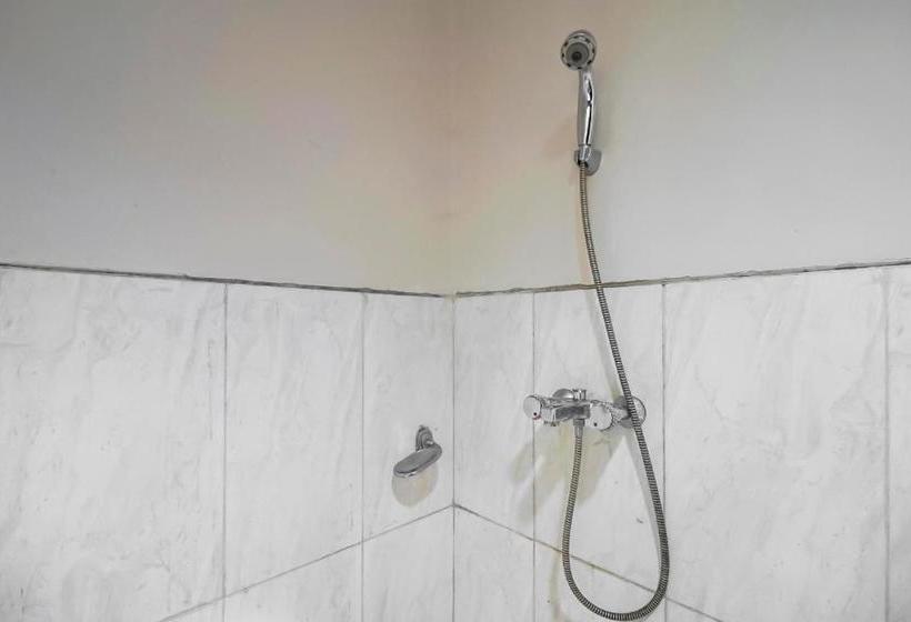 Pension Reddoorz Near Pantai Tanjung Pendam