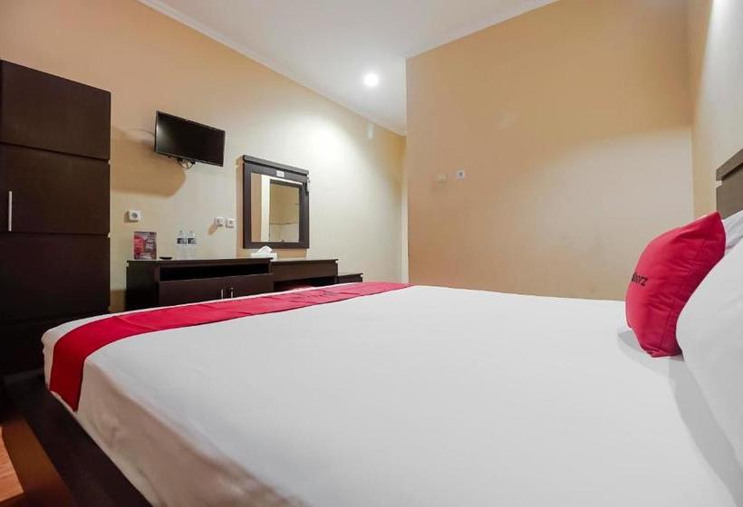 Pension Reddoorz Near Pantai Tanjung Pendam