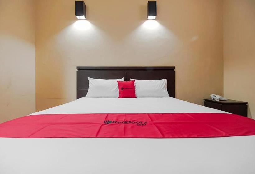 Pension Reddoorz Near Pantai Tanjung Pendam