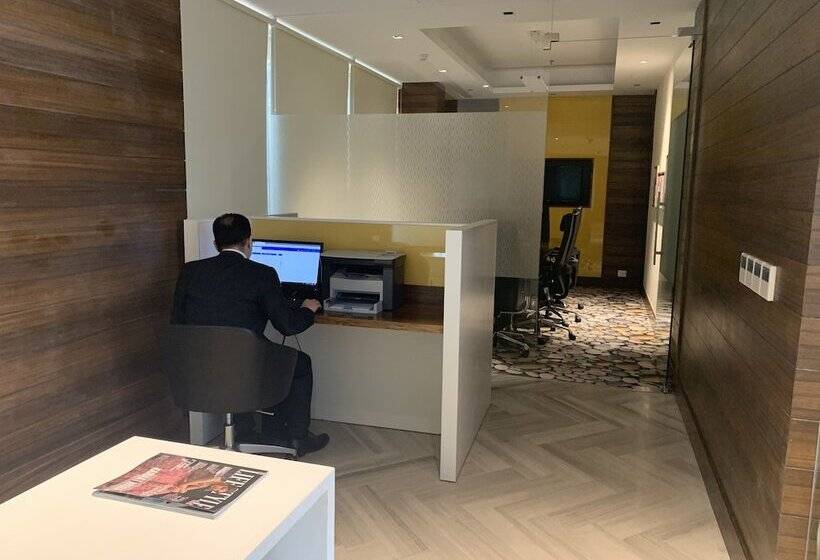 هتل Country Inn & Suites By Radisson Zirakpur