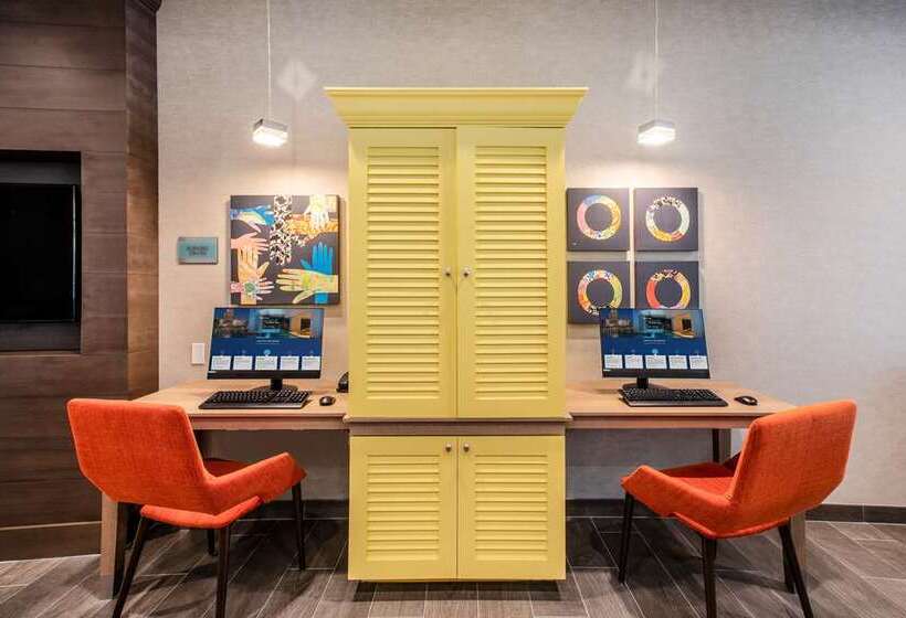 هتل Home2 Suites By Hilton Carlsbad