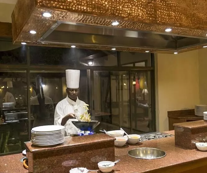 هتل Sweetwaters Serena Camp