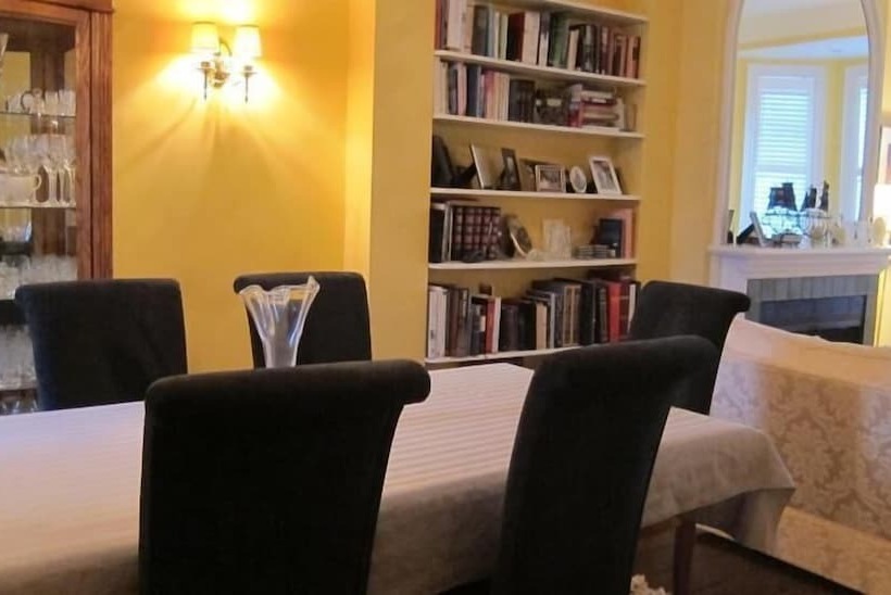 تختخواب و صبحانه Elegant Cabbagetown