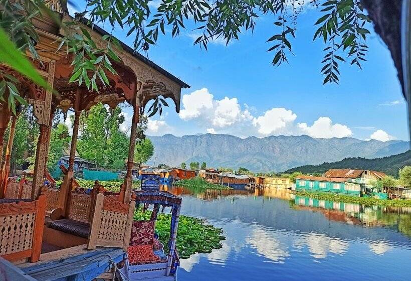 هتل New Bul Bul Group Of Houseboats