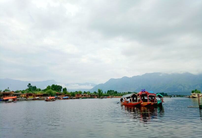 هتل New Bul Bul Group Of Houseboats