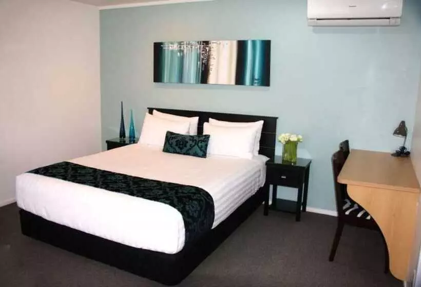 Отель Camelot On Ulster