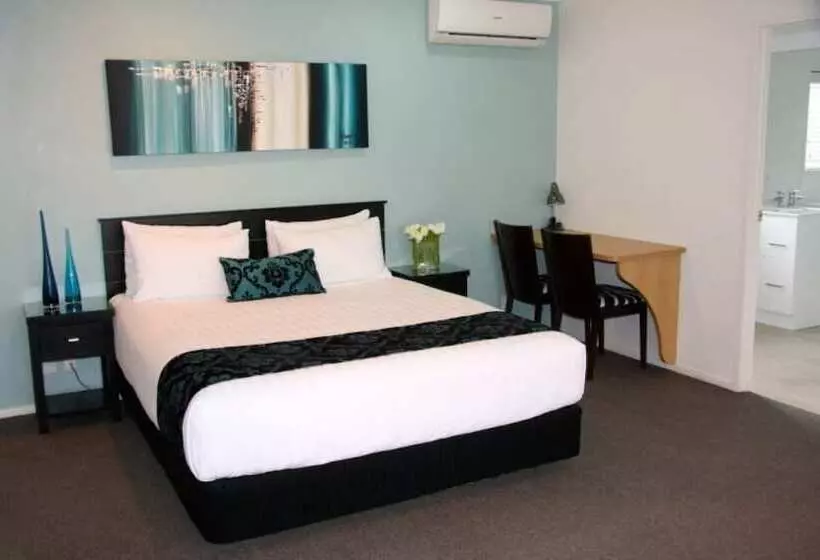 Отель Camelot On Ulster