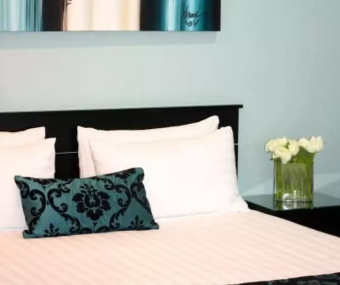 Отель Camelot On Ulster