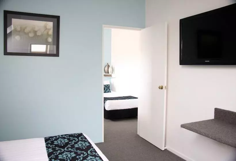 Отель Camelot On Ulster