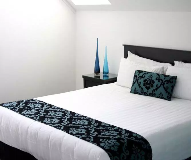 Отель Camelot On Ulster