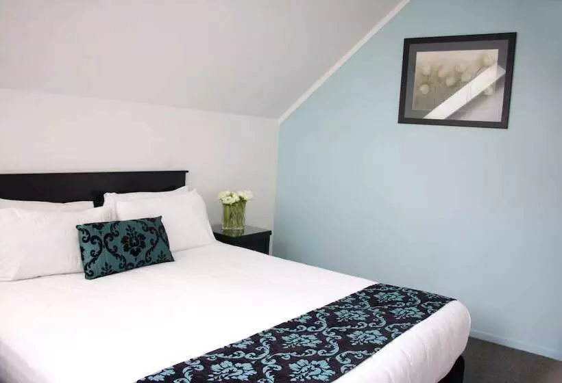 Отель Camelot On Ulster