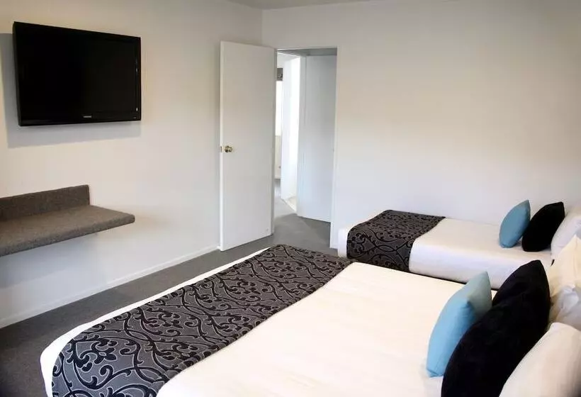 Отель Camelot On Ulster