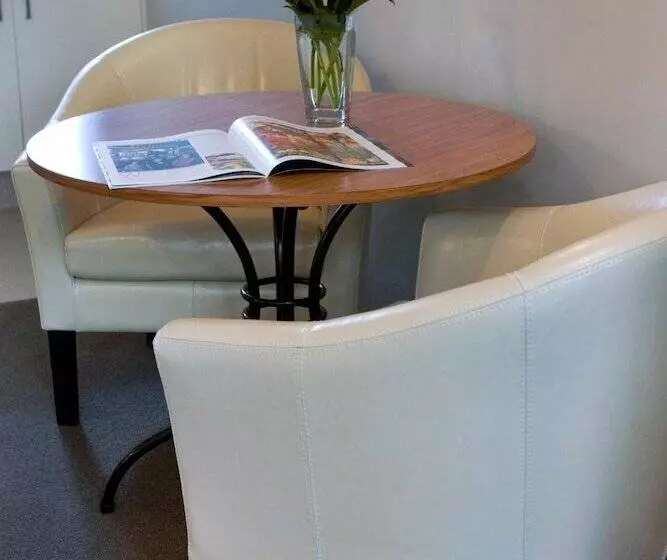 Hotel Knightsbridge Court Motor Lodge