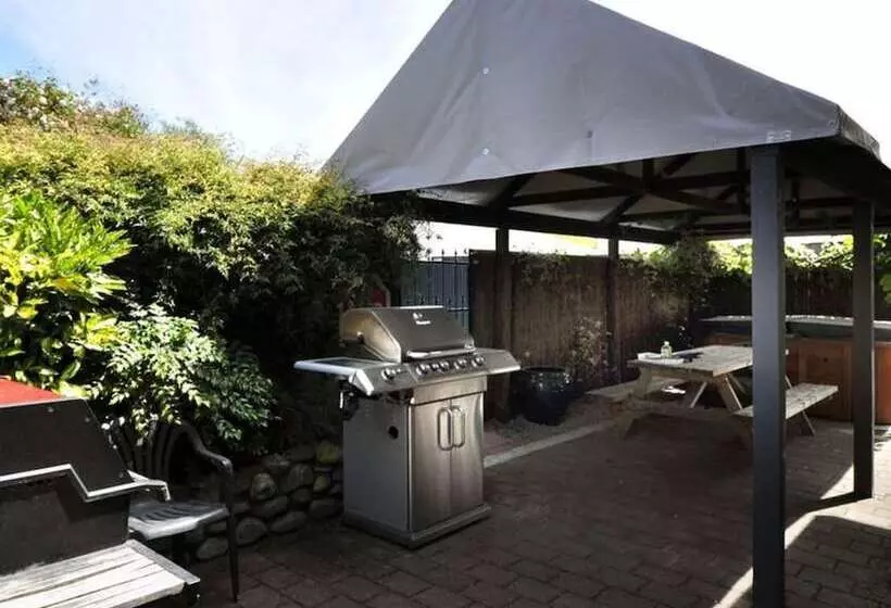 Hotel Knightsbridge Court Motor Lodge